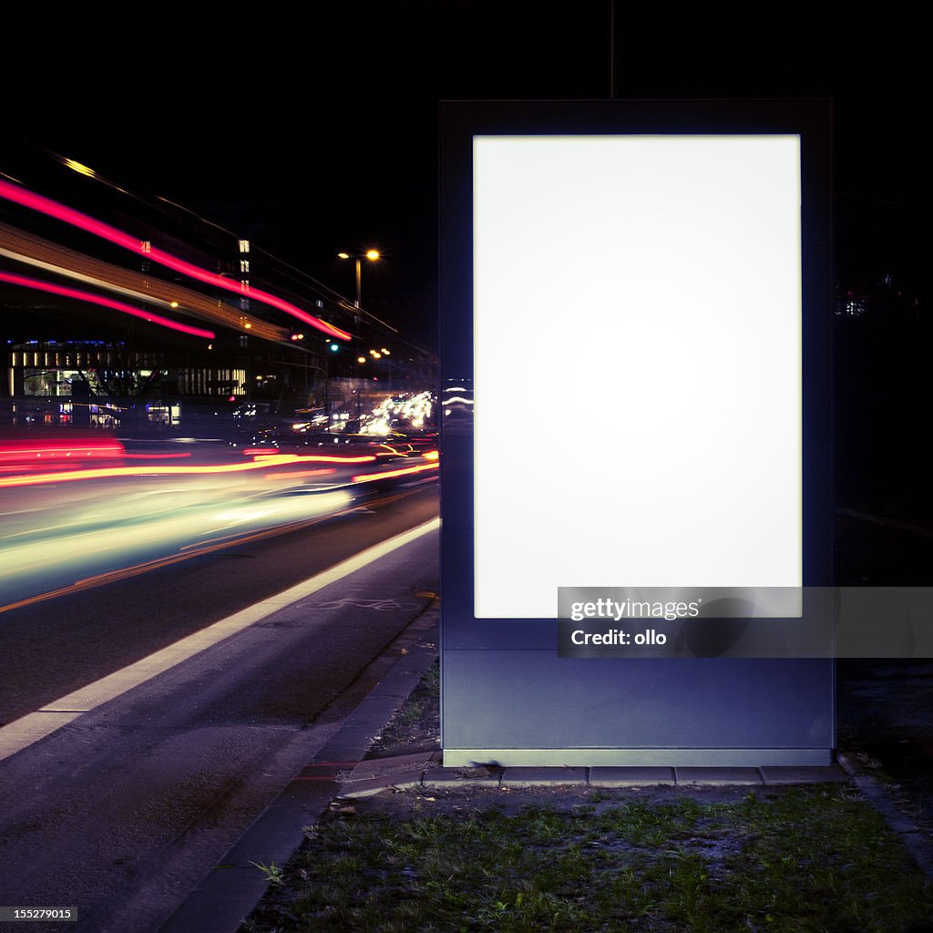 Leere Werbung Plakat auf der Straße in der Stadt bei Nacht