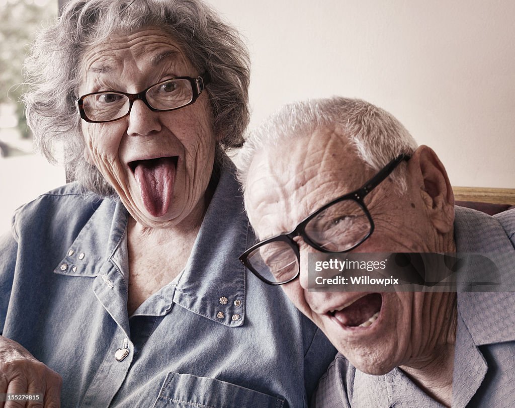 Oma und Opa, lustiger Zunge Wagging Gesichter