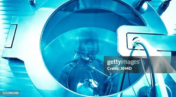equipamento de laboratório trabalhando para esterilização - autoclave imagens e fotografias de stock