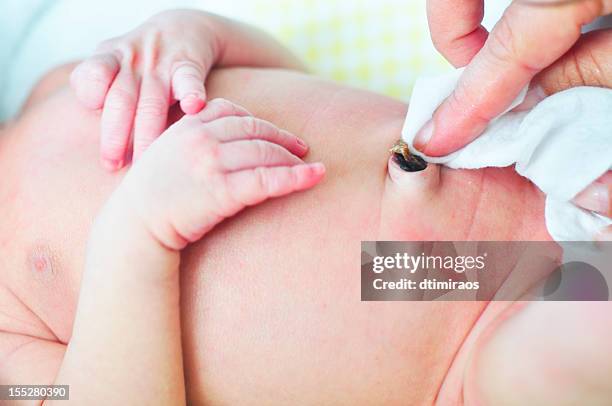 reinigung ein neugeborenes baby der nabelschnur bauchnabel. - bauchnabel stock-fotos und bilder