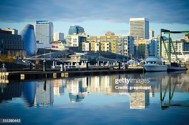 foss waterway con edificios y de los edificios en tacoma, washington - estado de washington fotografías e imágenes de stock