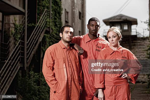 tres convicts en la cárcel jardín - pandilla grupo de personas fotografías e imágenes de stock