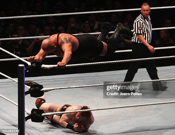 Big Show competes in the ring against Sheamus during the WWE SmackDown World Tour at O2 World on November 2, 2012 in Hamburg, Germany.