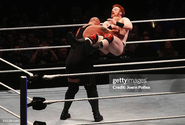 Big Show competes in the ring against Sheamus during the WWE SmackDown World Tour at O2 World on November 2, 2012 in Hamburg, Germany.