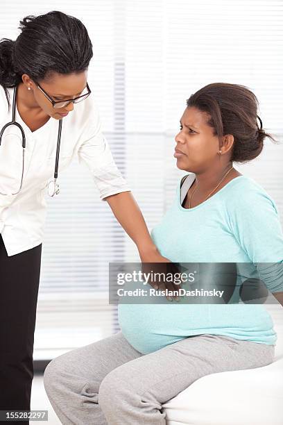 dolor abdominal durante el embarazo. - feto de 26 semanas fotografías e imágenes de stock