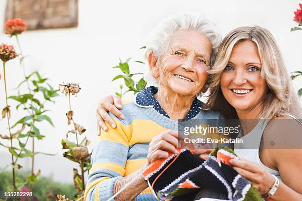 ältere frau stricken - old granny knitting stock-fotos und bilder