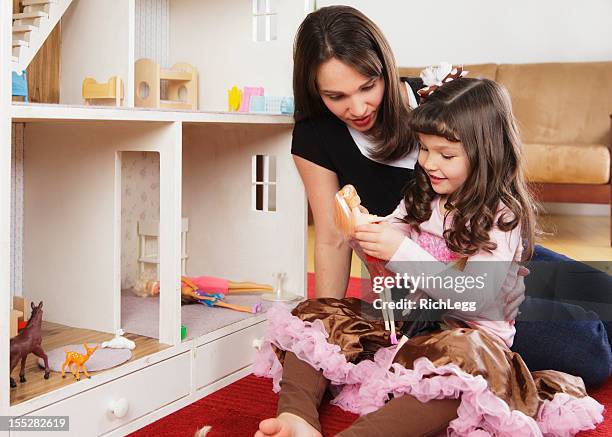 menina e mãe com casa de boneca - doll house imagens e fotografias de stock