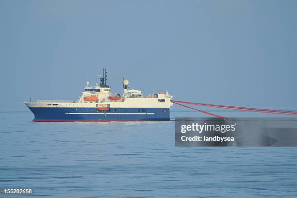 die seismische umfrage schiff mit luftschlangen - stahlkabel stock-fotos und bilder