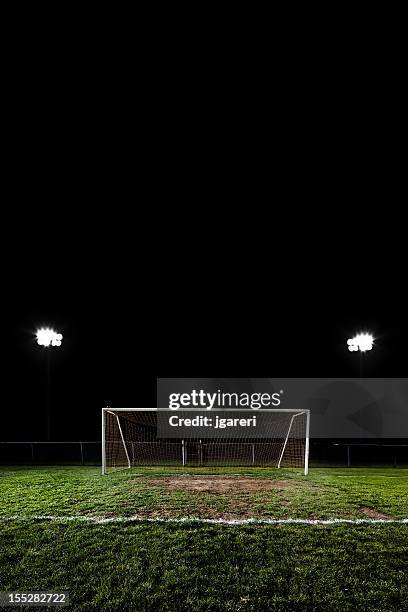 campo de futebol à noite - soccer field empty night imagens e fotografias de stock