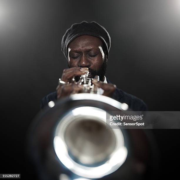 jazz trompete player - blechblasinstrument stock-fotos und bilder