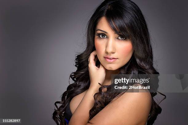 belleza retrato de una mujer joven - hot indian model fotografías e imágenes de stock