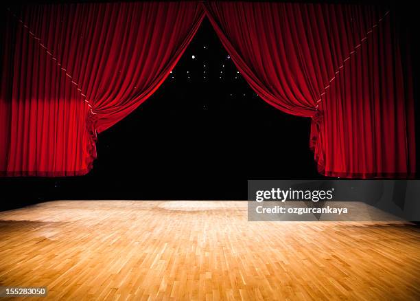 rojo cortina de escenario - stage fotografías e imágenes de stock