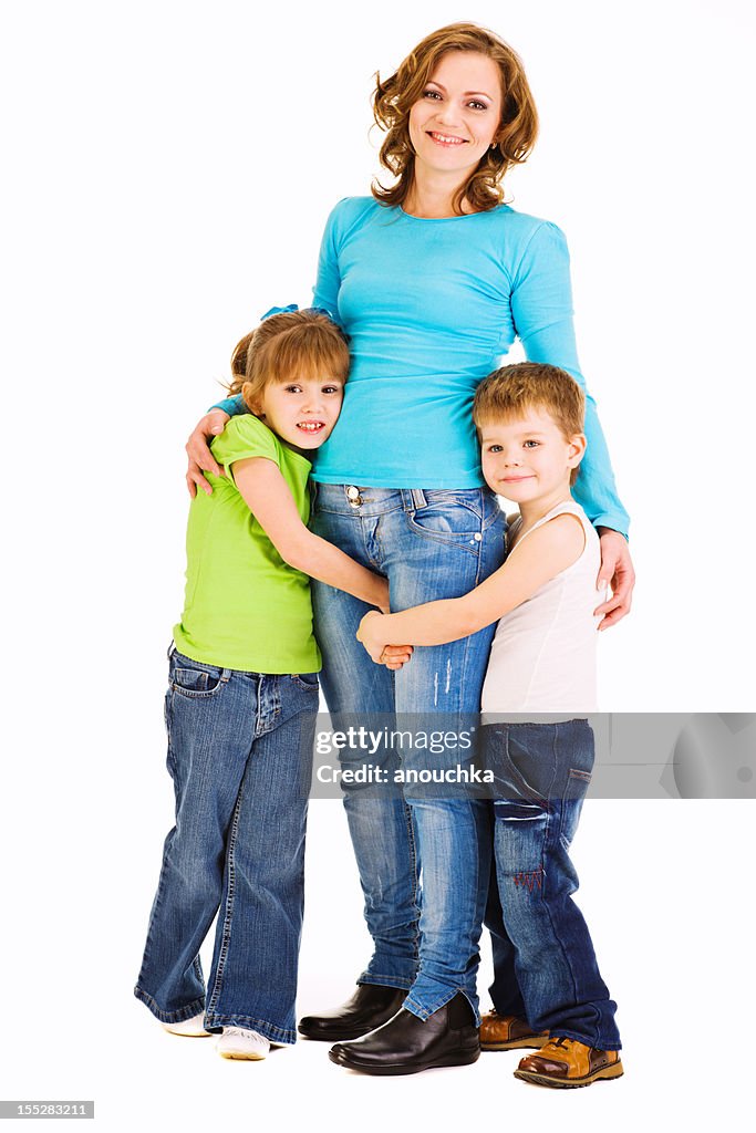 Glückliche Mutter mit zwei Kindern auf weißem Hintergrund