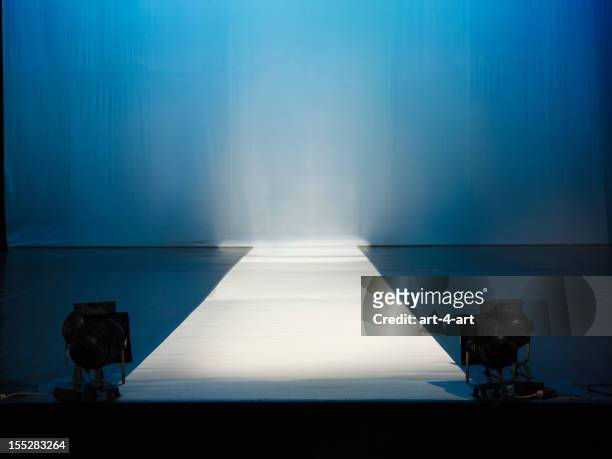 empty catewalk stage lights - modeshow stockfoto's en -beelden