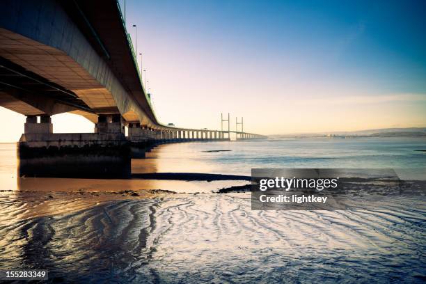 second severn crossing brücke bei nacht - severn stock-fotos und bilder