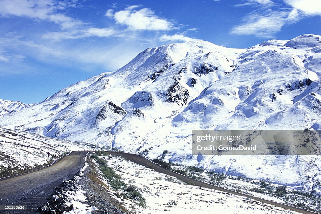Abgelegenen Weg durch schneebedeckte Berge