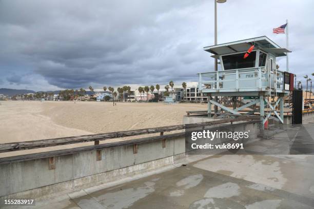 lifeguard hut at venice beach - la waterfront 個照片及圖片檔