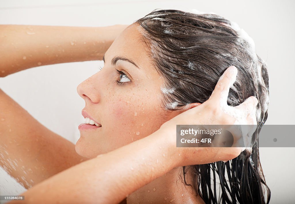 Frau Waschen Haare mit Shampoo Sie unter der Dusche (XXXL