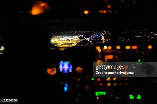 cockpit view boeing 737-300 auf ansatz frankfurt airport runway 25r - frankfurter flughafen stock-fotos und bilder