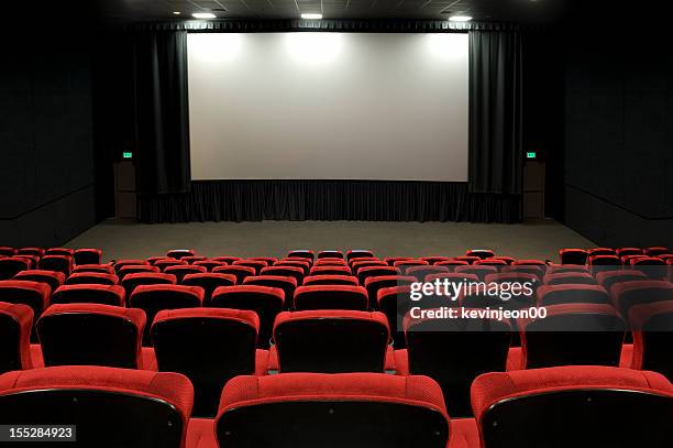 cine theater - pantalla de proyección fotografías e imágenes de stock