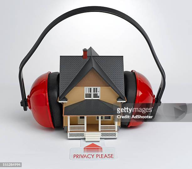 casa sulla privacy - isolamento acustico foto e immagini stock