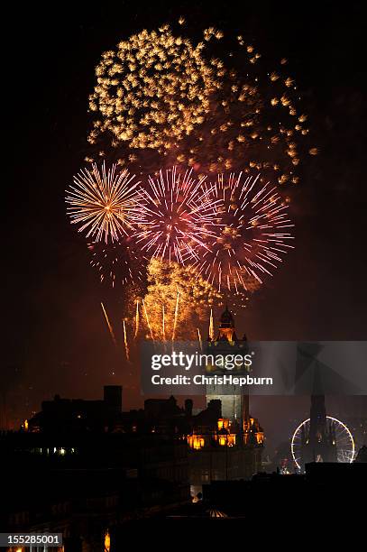 edinburgh new year's fireworks - edinburgh castle stock pictures, royalty-free photos & images