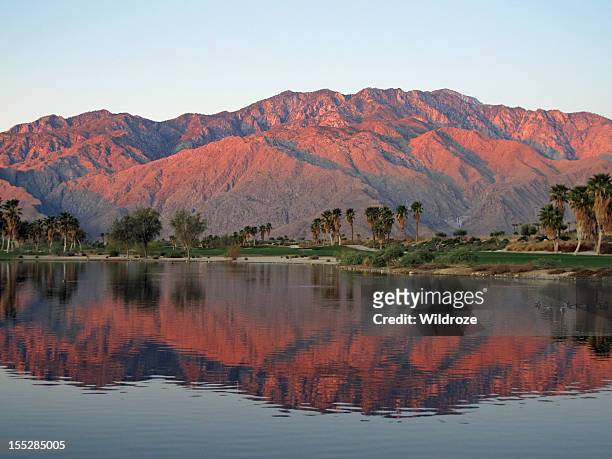 golf course at dawn with sunrise kissed mountains - palm springs californie stockfoto's en -beelden
