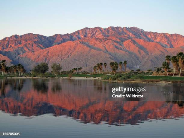 campo de golfe no amanhecer com o nascer do sol montanhas cheio - palm springs imagens e fotografias de stock