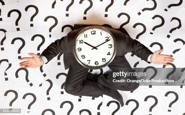 geschäftsmann in eine uhr - arbeitszeit stock-fotos und bilder