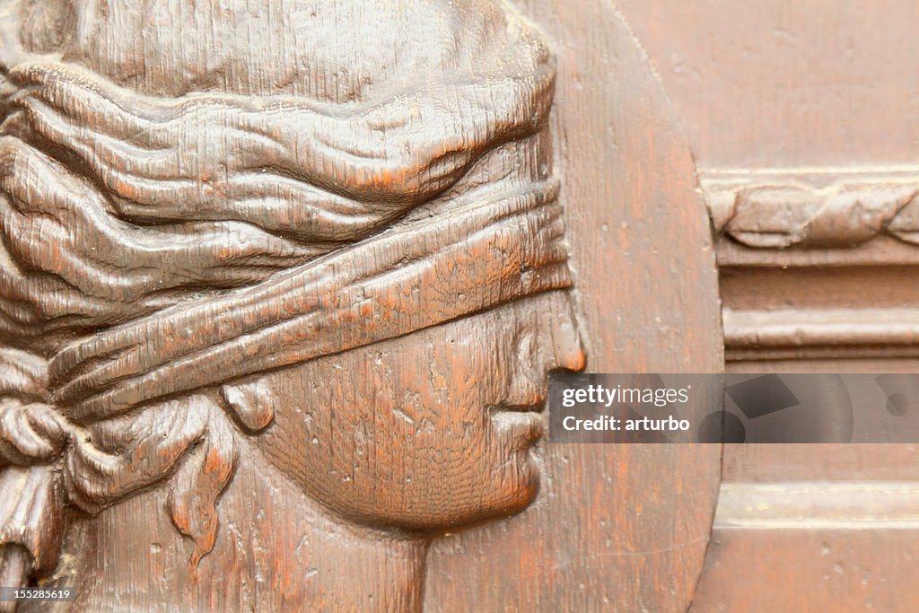 Lady Gerechtigkeit im historischen Rathaus Eingang in Gera