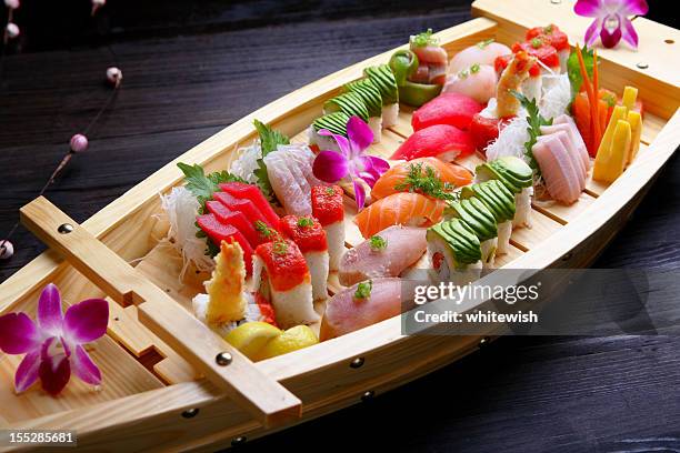 rolo de sushi & - sashimi imagens e fotografias de stock