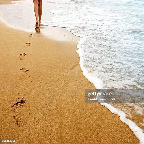 walking on the sand - voetstappen stockfoto's en -beelden