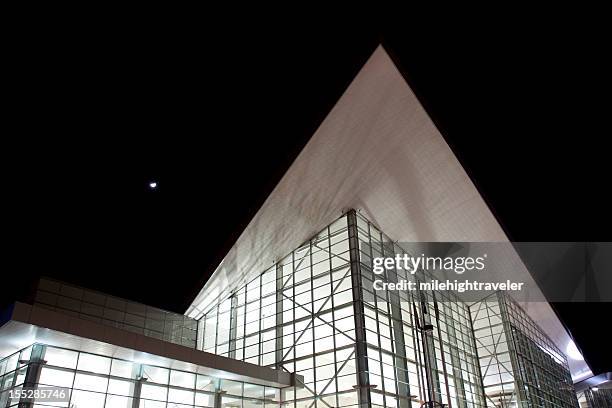 夜のムーン、コロラドコンベンションセンター、デンバーのダウンタウン - colorado convention center ストックフォトと画像