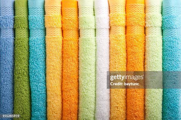 colorido toallas de - toalla fotografías e imágenes de stock