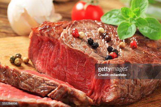 seared beef steak - seared stockfoto's en -beelden
