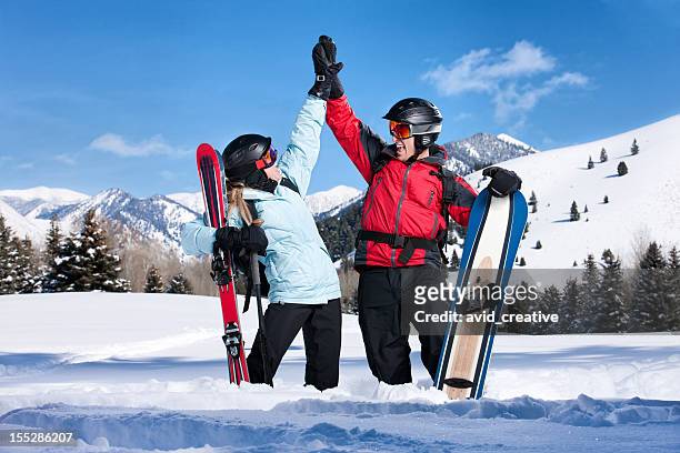 euphorique skieurs se tapant dans la main - sport d'hiver photos et images de collection