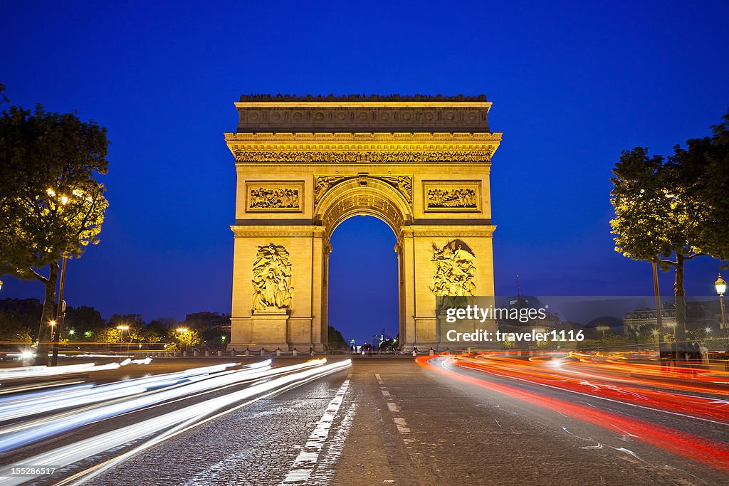 O Arco do Triunfo em Paris, França