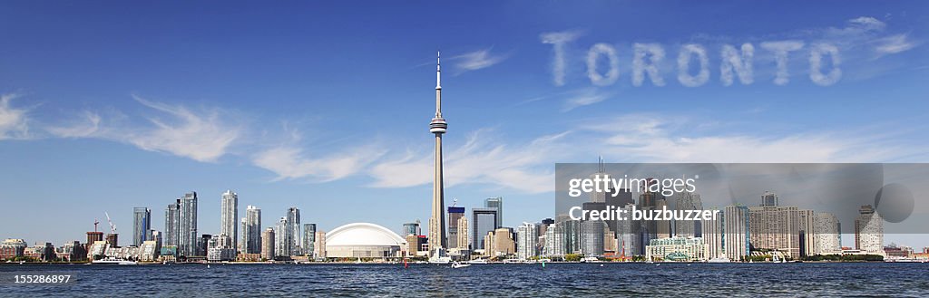 Panorama de la ville de Toronto, avec le nom de la ville dans les nuages