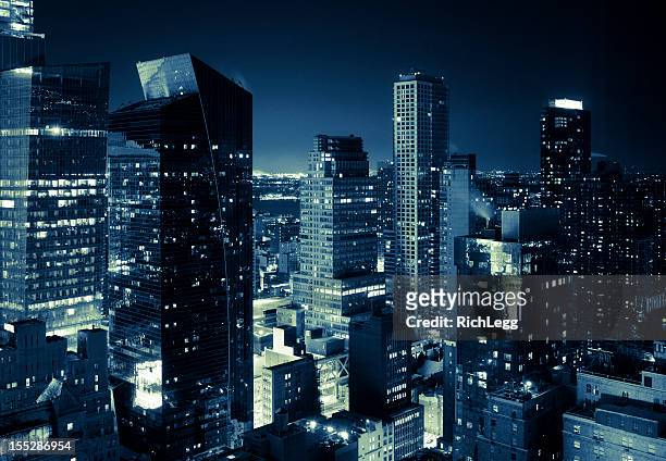 new york city skyline at night in blue tone - new york skyline night stock pictures, royalty-free photos & images