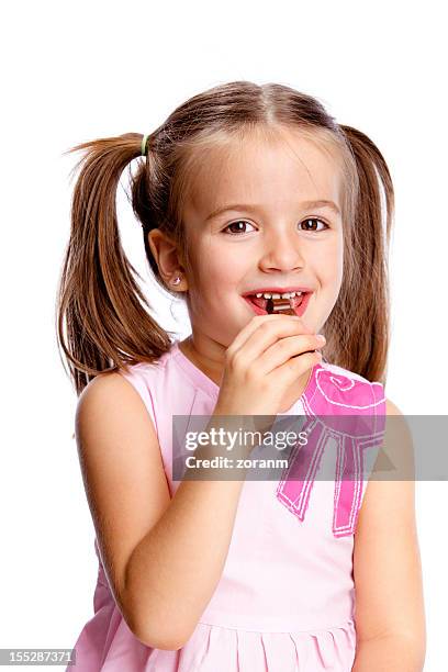 fille avec du chocolat - manger sur le pouce photos et images de collection