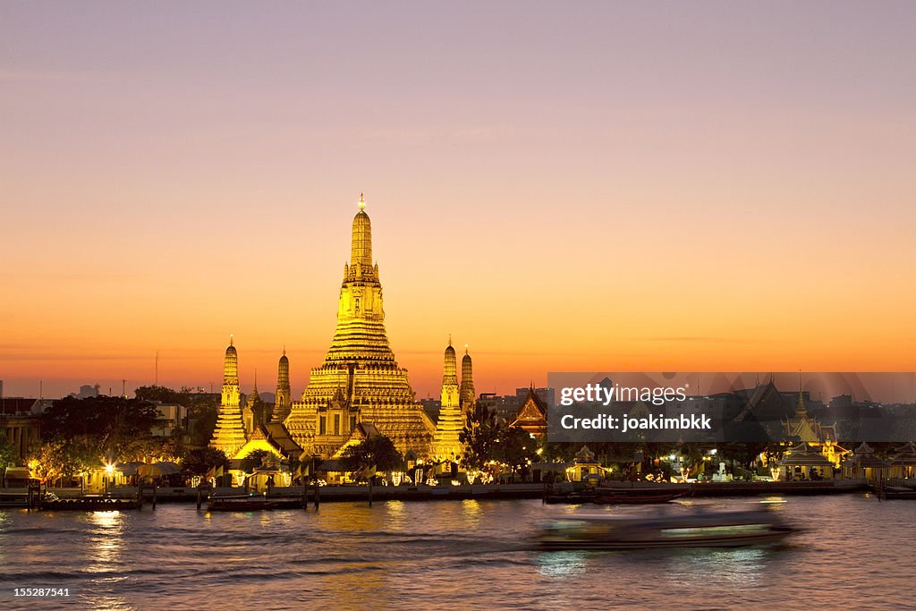 Berühmte Wat-Arun-Tempel in Bangkok in der Abenddämmerung