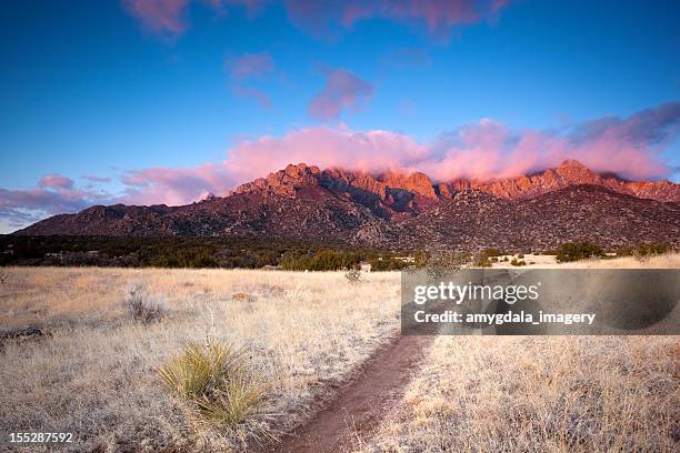 mountain trail sonnenuntergang landschaft - sandia mountains stock-fotos und bilder