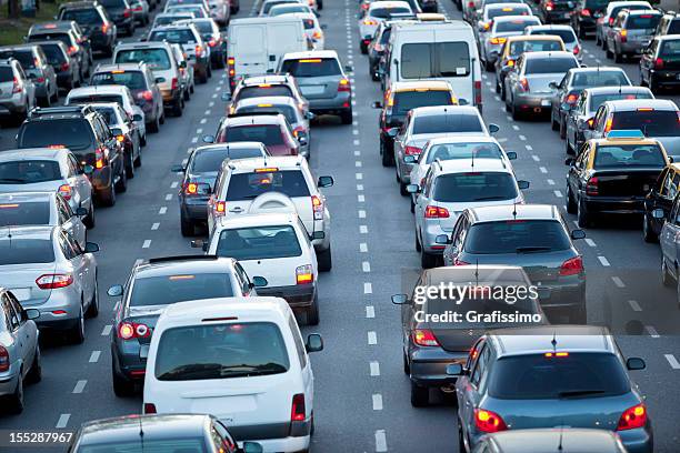 cars in rush hour with traffic at dawn - row of cars stockfoto's en -beelden