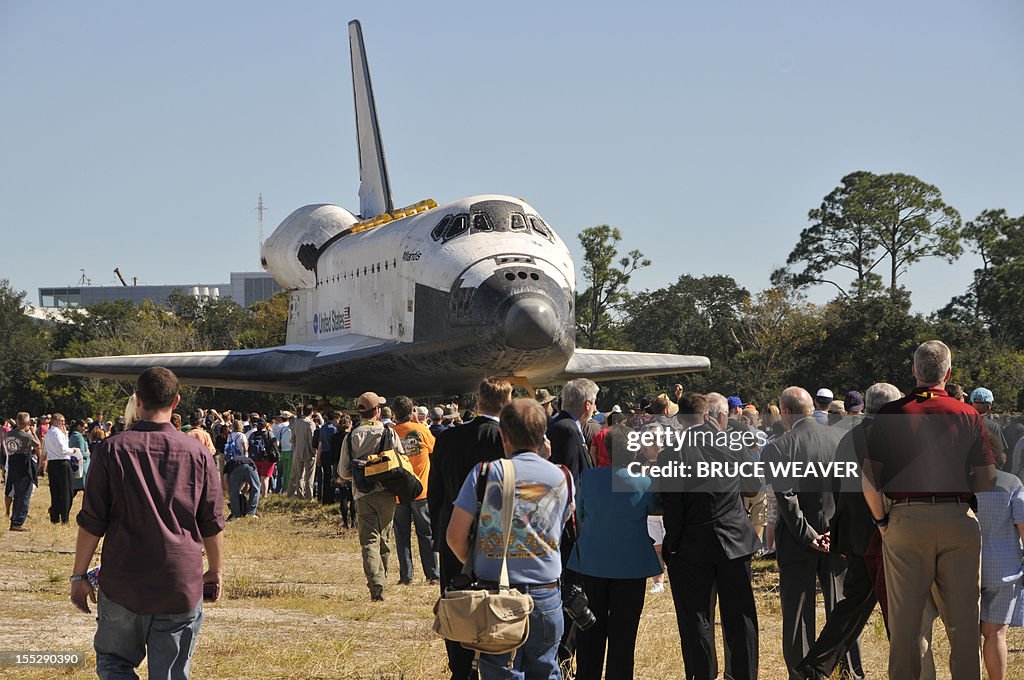 US-SPACE-SHUTTLE ATLANTIS BEGINS ITS FINAL MOVE