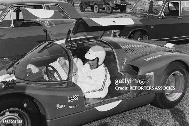 Claude Bourillot sur un circuit automobile lors d'essais, en mai 1967.