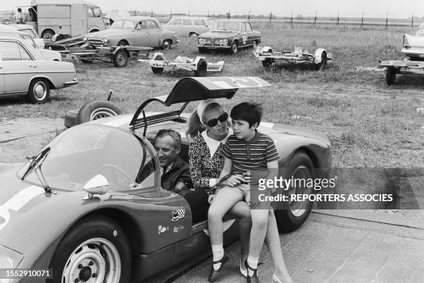 Claude Bourillot sur un circuit automobile lors d'essais, en mai 1967.