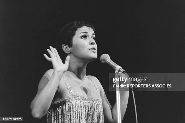 Elis Regina sur scène à l'Olympîa de Paris, en août 1968.