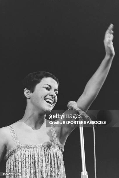 Elis Regina sur scène à l'Olympîa de Paris, en août 1968.