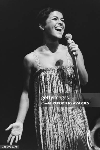 Elis Regina sur scène à l'Olympîa de Paris, en août 1968.