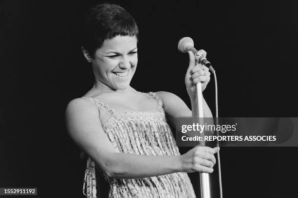 Elis Regina sur scène à l'Olympîa de Paris, en août 1968.